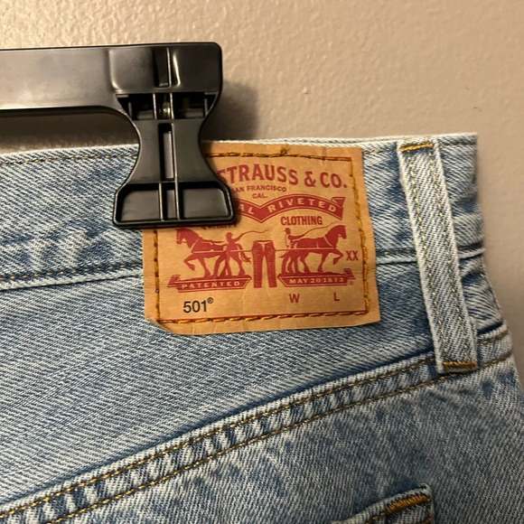 Levi’s shorts - 501 med/light blue button fly cut-off distressed - Picture 5 of 9